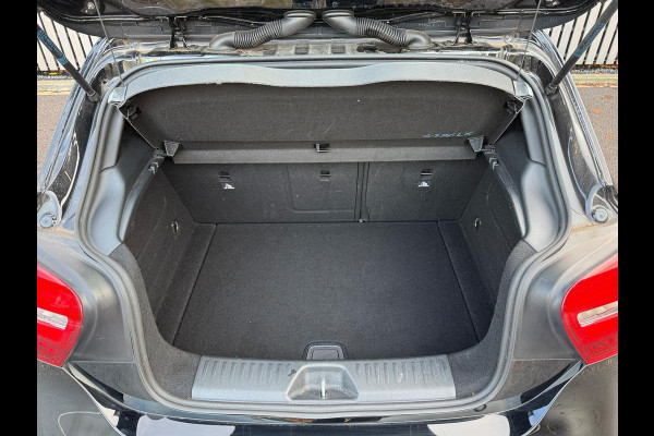 Mercedes-Benz A-Klasse 180 Business Solution - Camera - Airco - Cruise Mercedes-Benz A-Klasse 180 Business Solution - Camera - Airco - Cruise