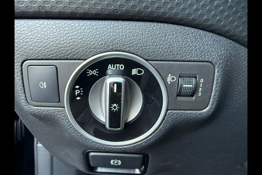 Mercedes-Benz A-Klasse 180 Business Solution - Camera - Airco - Cruise Mercedes-Benz A-Klasse 180 Business Solution - Camera - Airco - Cruise