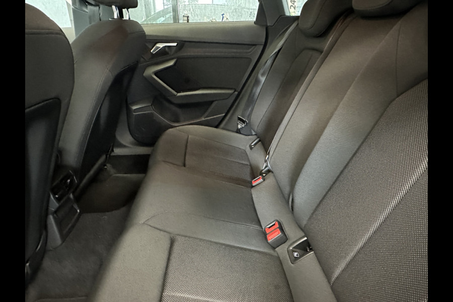 Audi A3 Sportback 35 TFSI S edition S-line Full-led Navigatie CruiseControl 18LMV Audi A3 Sportback 35 TFSI S edition S-line Full-led Navigatie CruiseControl 18LMV