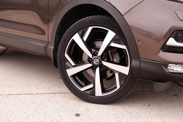 Nissan QASHQAI 1.2 Tekna + | Pano-Dak | Trekhaak | Leer | Bose | Navi | Camera | Climate