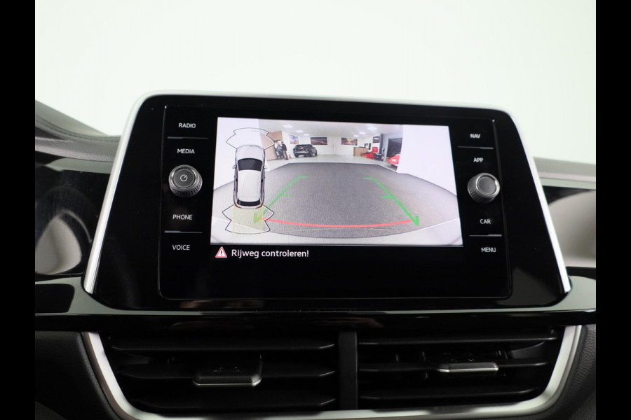 Volkswagen T-Roc 1.5 TSI R-Line 150 pk Automaat (DSG) | Verlengde garantie | Navigatie via App | Parkeersensoren (Park assist) | Achteruitrijcamera | Keyless | R-Line | Volkswagen T-Roc 1.5 TSI R-Line 150 pk Automaat (DSG) | Verlengde garantie | Navigatie via App | Parkeersensoren (Park assist) | Achteruitrijcamera | Keyless | R-Line |