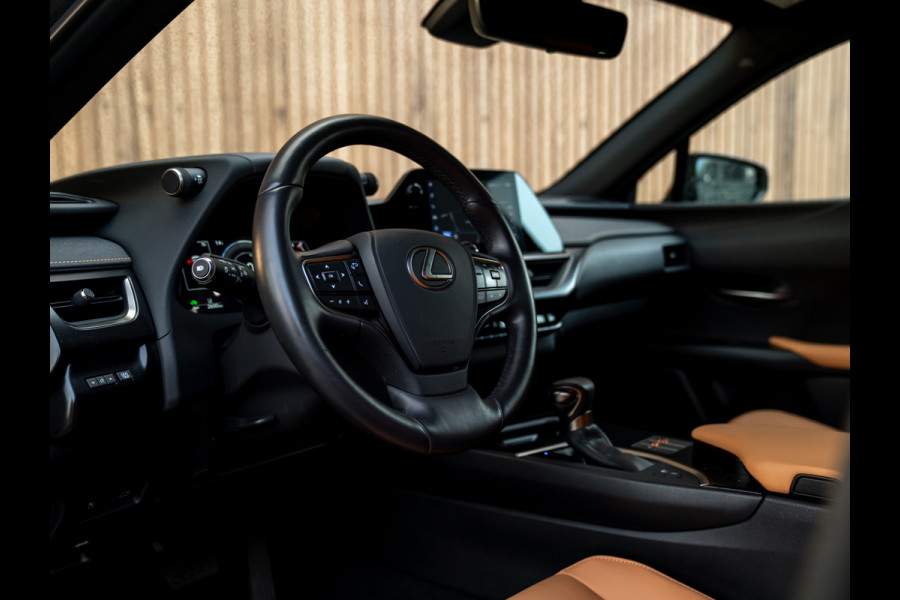 Lexus UX 250h F Sport Design | Leder | Camera | Trekhaak | Stoelverwarming | Adapt. cruise