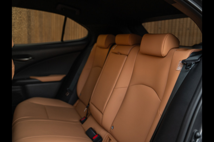 Lexus UX 250h F Sport Design | Leder | Camera | Trekhaak | Stoelverwarming | Adapt. cruise
