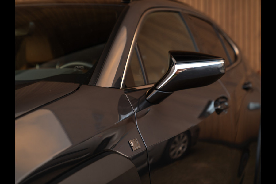 Lexus UX 250h F Sport Design | Leder | Camera | Trekhaak | Stoelverwarming | Adapt. cruise