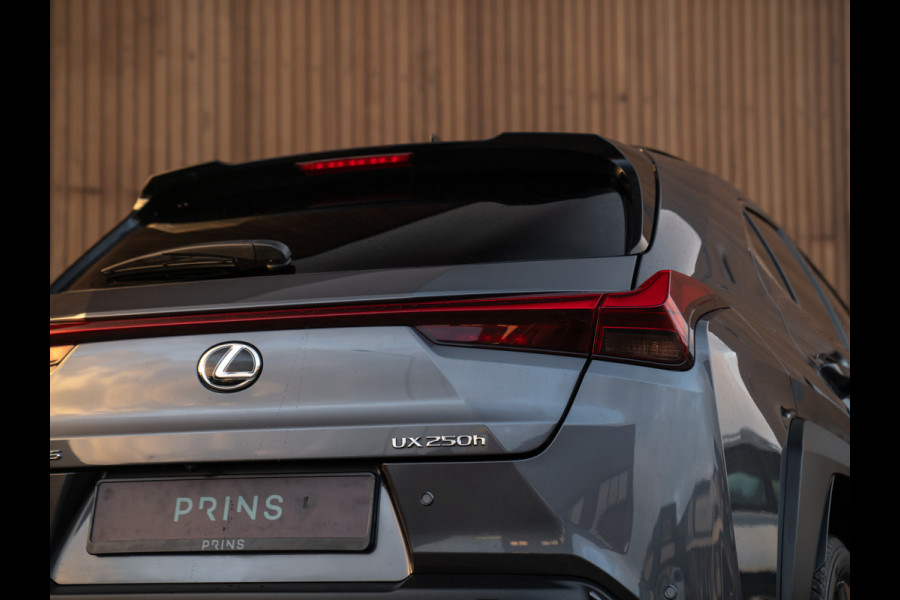 Lexus UX 250h F Sport Design | Leder | Camera | Trekhaak | Stoelverwarming | Adapt. cruise