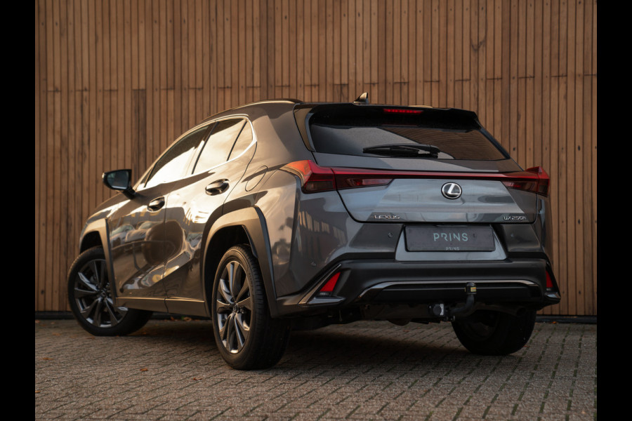 Lexus UX 250h F Sport Design | Leder | Camera | Trekhaak | Stoelverwarming | Adapt. cruise