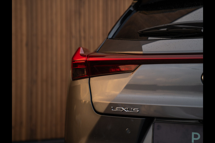 Lexus UX 250h F Sport Design | Leder | Camera | Trekhaak | Stoelverwarming | Adapt. cruise