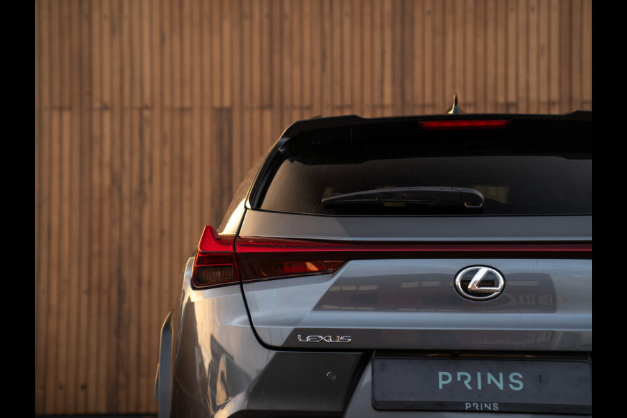 Lexus UX 250h F Sport Design | Leder | Camera | Trekhaak | Stoelverwarming | Adapt. cruise