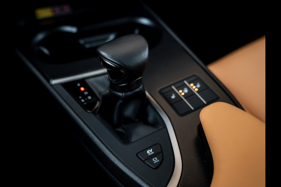 Lexus UX 250h F Sport Design | Leder | Camera | Trekhaak | Stoelverwarming | Adapt. cruise