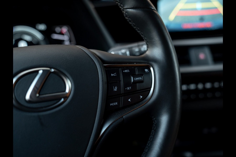 Lexus UX 250h F Sport Design | Leder | Camera | Trekhaak | Stoelverwarming | Adapt. cruise