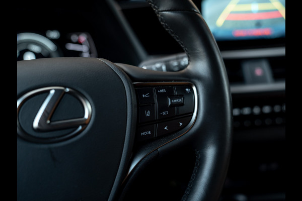 Lexus UX 250h F Sport Design | Leder | Camera | Trekhaak | Stoelverwarming | Adapt. cruise