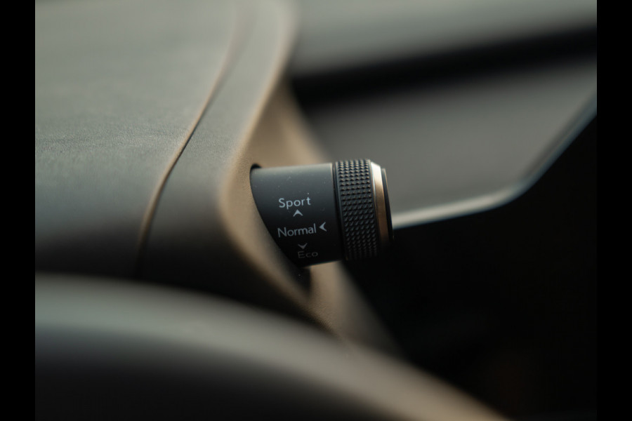 Lexus UX 250h F Sport Design | Leder | Camera | Trekhaak | Stoelverwarming | Adapt. cruise
