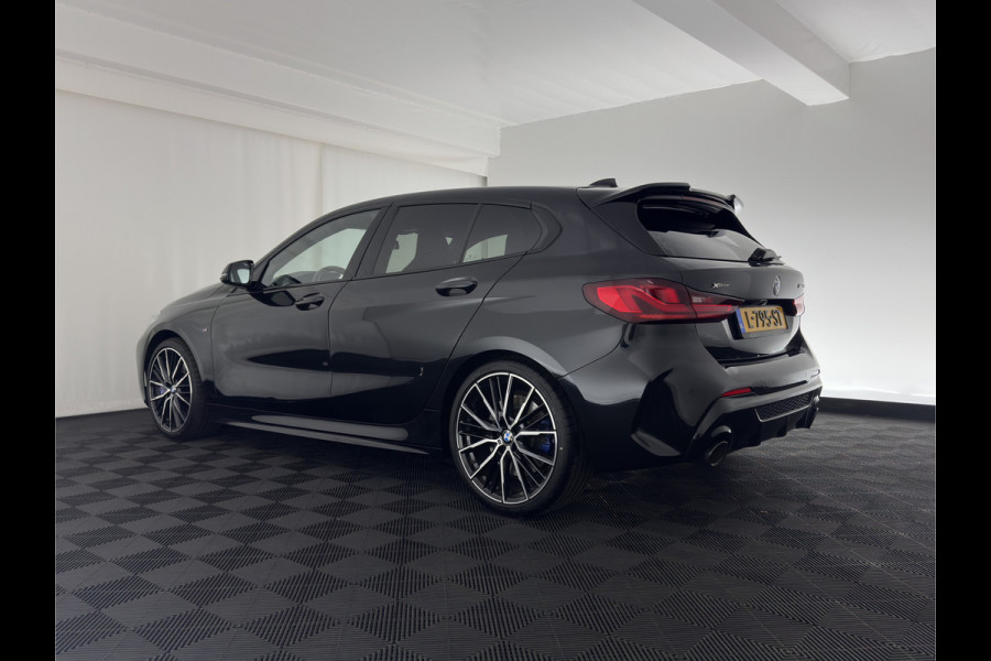 BMW 1-serie M135i xDrive M-Sportpack High Executive Aut. *ALCANTARA-MICROFIBRE | FULL-LED | HEATED-SPORTSEATS | SHIFT-PADDLES | DIGI-COCKPIT | HEAD-UP | NAVI-FULLMAP | DAB+ | PRIVACY-GLASS | AMBIENT-LIGHT | CARBON-INLAY | CARPLAY | 19''ALU*