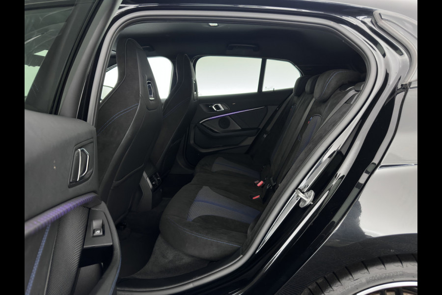 BMW 1-serie M135i xDrive M-Sportpack High Executive Aut. *ALCANTARA-MICROFIBRE | FULL-LED | HEATED-SPORTSEATS | SHIFT-PADDLES | DIGI-COCKPIT | HEAD-UP | NAVI-FULLMAP | DAB+ | PRIVACY-GLASS | AMBIENT-LIGHT | CARBON-INLAY | CARPLAY | 19''ALU*