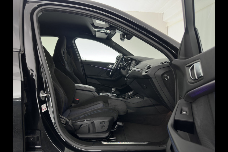 BMW 1-serie M135i xDrive M-Sportpack High Executive Aut. *ALCANTARA-MICROFIBRE | FULL-LED | HEATED-SPORTSEATS | SHIFT-PADDLES | DIGI-COCKPIT | HEAD-UP | NAVI-FULLMAP | DAB+ | PRIVACY-GLASS | AMBIENT-LIGHT | CARBON-INLAY | CARPLAY | 19''ALU*
