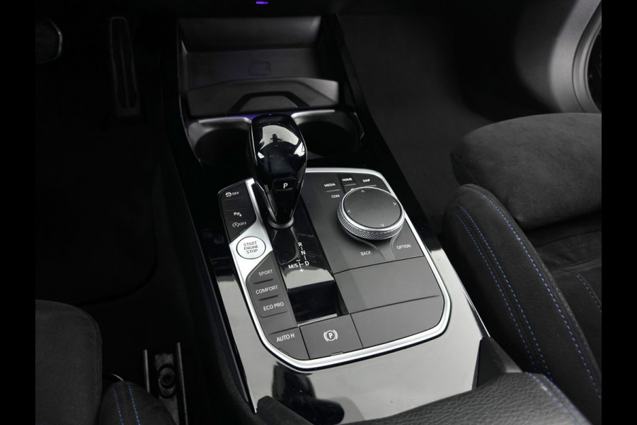 BMW 1-serie M135i xDrive M-Sportpack High Executive Aut. *ALCANTARA-MICROFIBRE | FULL-LED | HEATED-SPORTSEATS | SHIFT-PADDLES | DIGI-COCKPIT | HEAD-UP | NAVI-FULLMAP | DAB+ | PRIVACY-GLASS | AMBIENT-LIGHT | CARBON-INLAY | CARPLAY | 19''ALU*