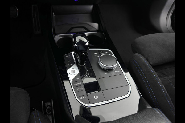 BMW 1-serie M135i xDrive M-Sportpack High Executive Aut. *ALCANTARA-MICROFIBRE | FULL-LED | HEATED-SPORTSEATS | SHIFT-PADDLES | DIGI-COCKPIT | HEAD-UP | NAVI-FULLMAP | DAB+ | PRIVACY-GLASS | AMBIENT-LIGHT | CARBON-INLAY | CARPLAY | 19''ALU*