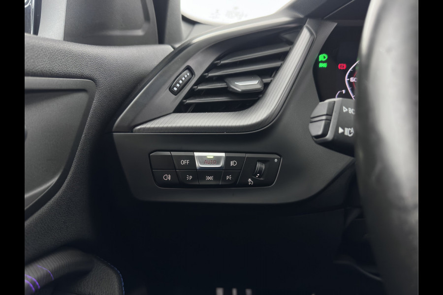 BMW 1-serie M135i xDrive M-Sportpack High Executive Aut. *ALCANTARA-MICROFIBRE | FULL-LED | HEATED-SPORTSEATS | SHIFT-PADDLES | DIGI-COCKPIT | HEAD-UP | NAVI-FULLMAP | DAB+ | PRIVACY-GLASS | AMBIENT-LIGHT | CARBON-INLAY | CARPLAY | 19''ALU*