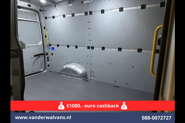 Volkswagen Crafter 2.0 TDI 141pk L3H3 L2H2 Euro6 Airco | Navigatie | Apple Carplay | Cruisecontrol Android Auto, Bijrijdersbank, 3000kg trekvermogen, zilver