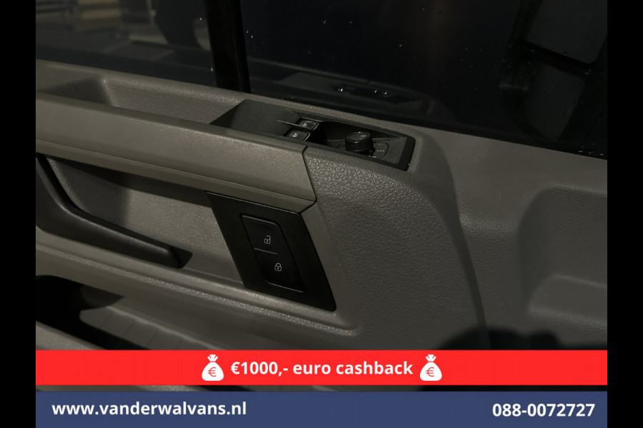 Volkswagen Crafter 2.0 TDI 141pk L3H3 L2H2 Euro6 Airco | Navigatie | Apple Carplay | Cruisecontrol Android Auto, Bijrijdersbank, 3000kg trekvermogen, zilver