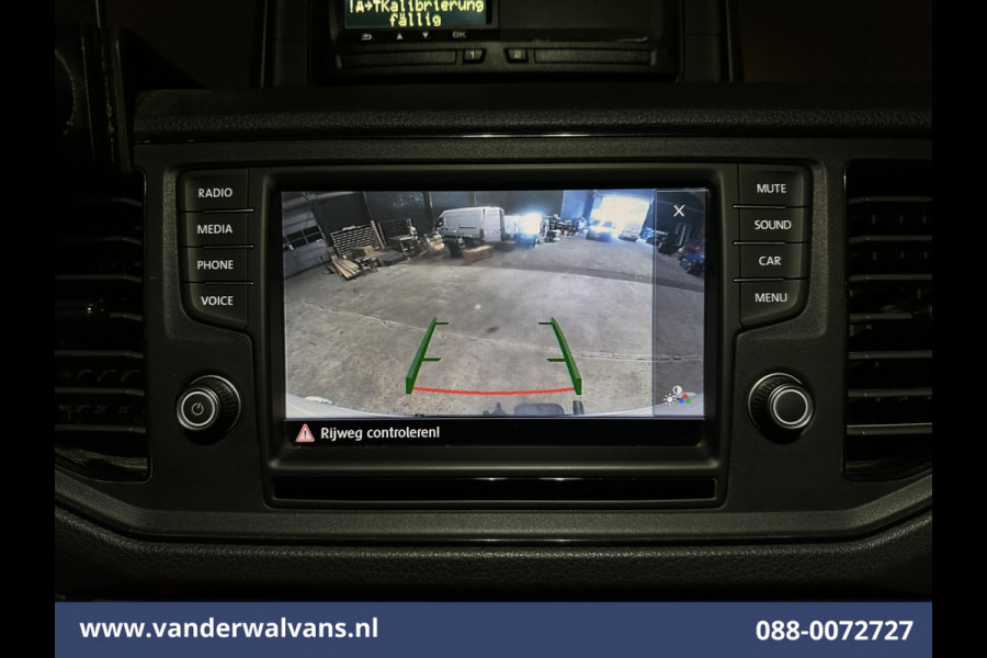 Volkswagen Crafter 2.0 TDI 140pk L3H3 L2H2 Euro6 Airco | 3000kg Trekhaak | Camera | Leder stuurwiel adaptieve cruisecontrol, stuurwielverwarming, chauffeursstoel, apple carplay, android auto
