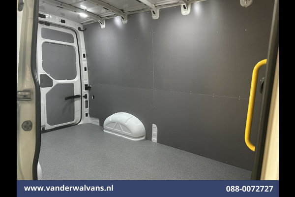 Volkswagen Crafter 2.0 TDI 140pk L3H3 L2H2 Euro6 Airco | 3000kg Trekhaak | Camera | Leder stuurwiel adaptieve cruisecontrol, stuurwielverwarming, chauffeursstoel, apple carplay, android auto