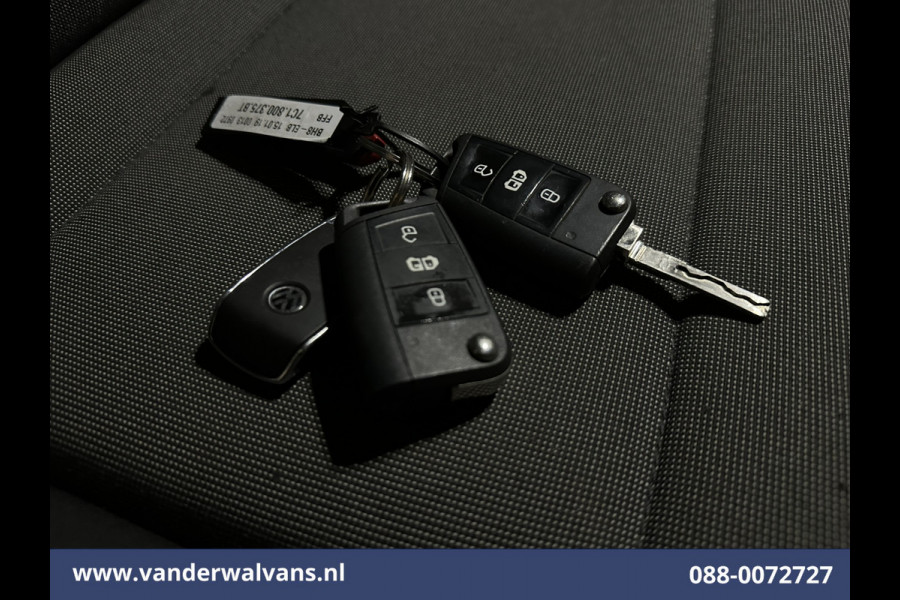 Volkswagen Crafter 2.0 TDI 140pk L3H3 L2H2 Euro6 Airco | 3000kg Trekhaak | Camera | Leder stuurwiel adaptieve cruisecontrol, stuurwielverwarming, chauffeursstoel, apple carplay, android auto
