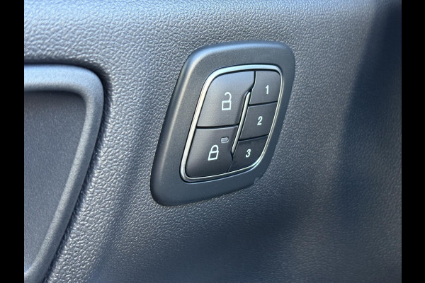 Ford Kuga 2.5 FHEV ST-Line X 190pk | Driver Assistance Pack | Technology Pack | Winterpack | Panoramadak | All Weather banden | Geen stekker nodig