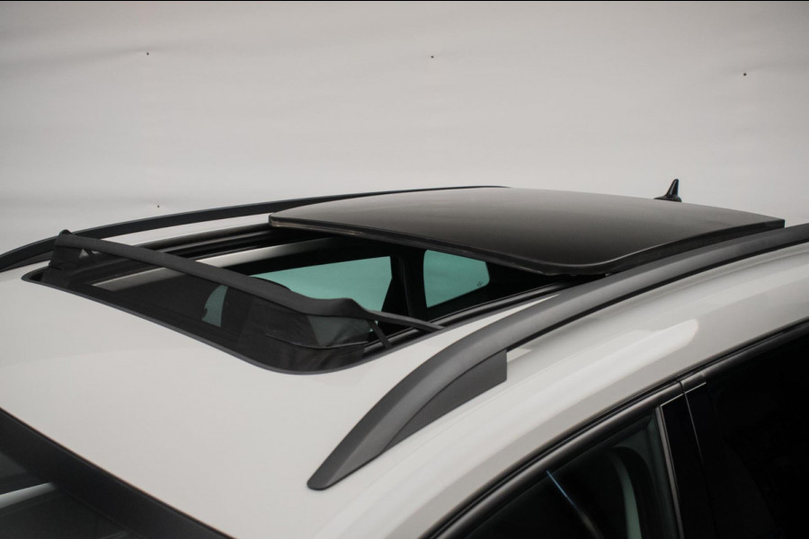 Škoda Karoq 1.0 TSI Ambition Sport [ Panoramadak El Trekhaak Camera Sportinterieur Stoelverwarming Carplay ]