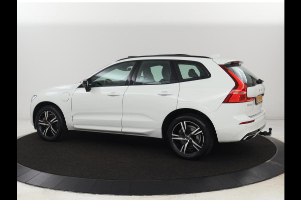 Volvo XC60 2.0 Recharge T8 AWD R-Design | Panoramadak | Trekhaak | Adaptive cruise | Stoelverwarming | Carplay | Harman/Kardon | Navigatie | Memory | Sportstoelen | Achterbankverwarming | PHEV | Plug In