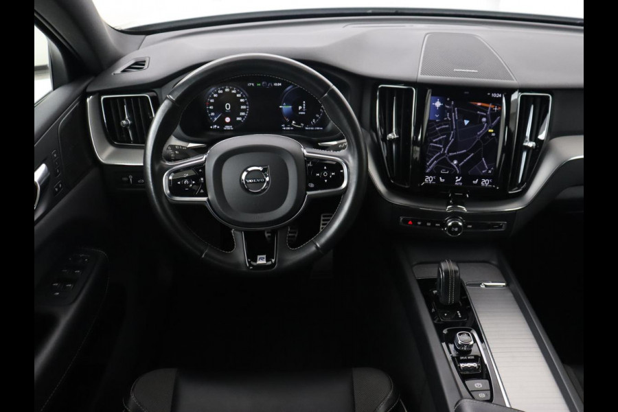 Volvo XC60 2.0 Recharge T8 AWD R-Design | Panoramadak | Trekhaak | Adaptive cruise | Stoelverwarming | Carplay | Harman/Kardon | Navigatie | Memory | Sportstoelen | Achterbankverwarming | PHEV | Plug In