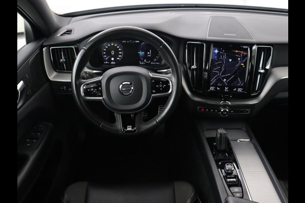 Volvo XC60 2.0 Recharge T8 AWD R-Design | Panoramadak | Trekhaak | Adaptive cruise | Stoelverwarming | Carplay | Harman/Kardon | Navigatie | Memory | Sportstoelen | Achterbankverwarming | PHEV | Plug In
