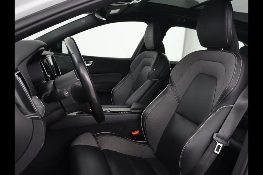 Volvo XC60 2.0 Recharge T8 AWD R-Design | Panoramadak | Trekhaak | Adaptive cruise | Stoelverwarming | Carplay | Harman/Kardon | Navigatie | Memory | Sportstoelen | Achterbankverwarming | PHEV | Plug In