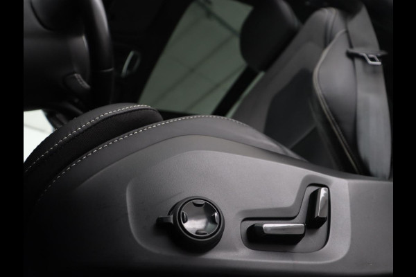 Volvo XC60 2.0 Recharge T8 AWD R-Design | Panoramadak | Trekhaak | Adaptive cruise | Stoelverwarming | Carplay | Harman/Kardon | Navigatie | Memory | Sportstoelen | Achterbankverwarming | PHEV | Plug In