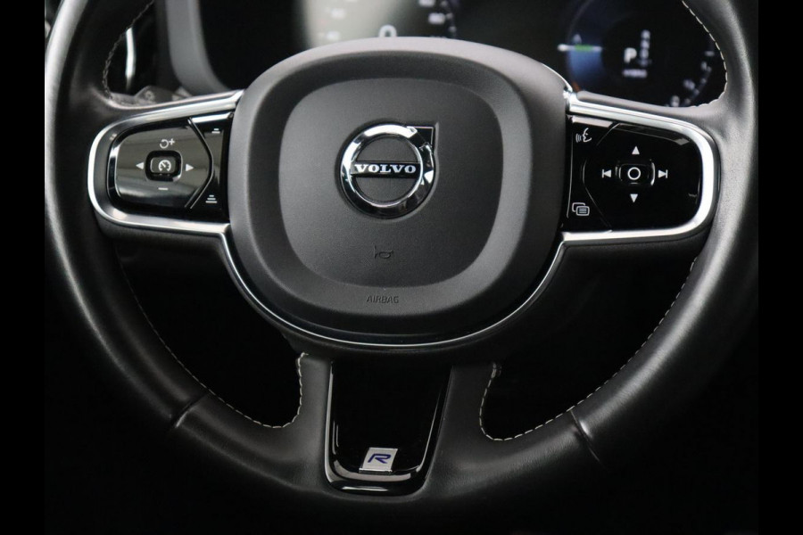 Volvo XC60 2.0 Recharge T8 AWD R-Design | Panoramadak | Trekhaak | Adaptive cruise | Stoelverwarming | Carplay | Harman/Kardon | Navigatie | Memory | Sportstoelen | Achterbankverwarming | PHEV | Plug In