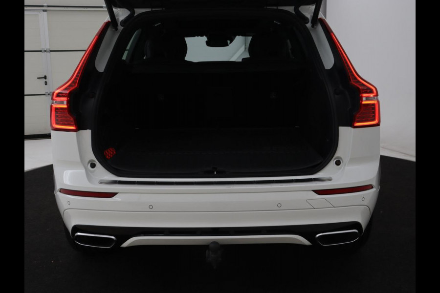 Volvo XC60 2.0 Recharge T8 AWD R-Design | Panoramadak | Trekhaak | Adaptive cruise | Stoelverwarming | Carplay | Harman/Kardon | Navigatie | Memory | Sportstoelen | Achterbankverwarming | PHEV | Plug In