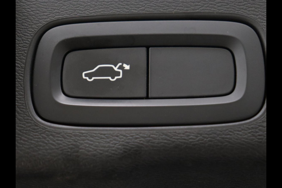 Volvo XC60 2.0 Recharge T8 AWD R-Design | Panoramadak | Trekhaak | Adaptive cruise | Stoelverwarming | Carplay | Harman/Kardon | Navigatie | Memory | Sportstoelen | Achterbankverwarming | PHEV | Plug In