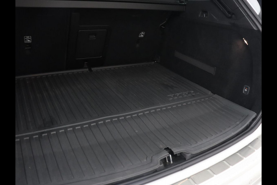 Volvo XC60 2.0 Recharge T8 AWD R-Design | Panoramadak | Trekhaak | Adaptive cruise | Stoelverwarming | Carplay | Harman/Kardon | Navigatie | Memory | Sportstoelen | Achterbankverwarming | PHEV | Plug In