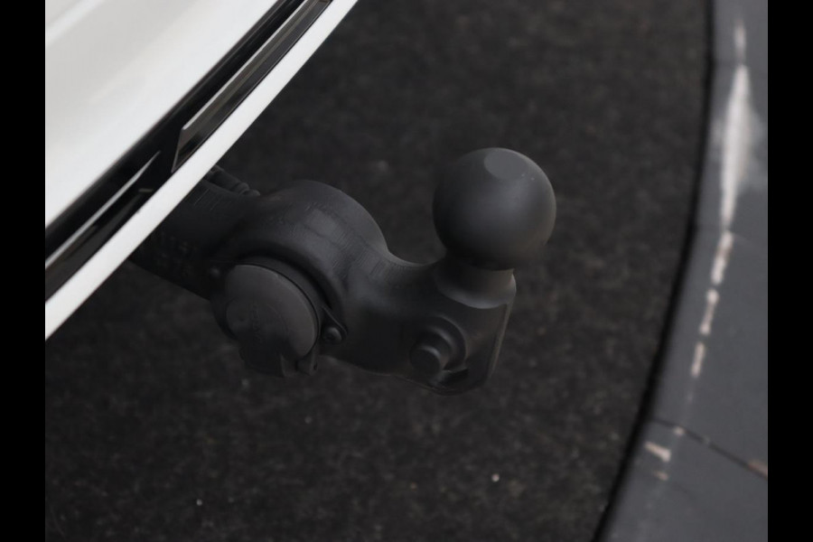 Volvo XC60 2.0 Recharge T8 AWD R-Design | Panoramadak | Trekhaak | Adaptive cruise | Stoelverwarming | Carplay | Harman/Kardon | Navigatie | Memory | Sportstoelen | Achterbankverwarming | PHEV | Plug In