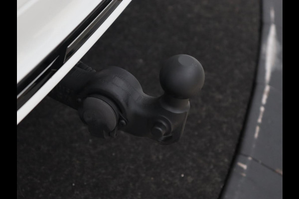 Volvo XC60 2.0 Recharge T8 AWD R-Design | Panoramadak | Trekhaak | Adaptive cruise | Stoelverwarming | Carplay | Harman/Kardon | Navigatie | Memory | Sportstoelen | Achterbankverwarming | PHEV | Plug In