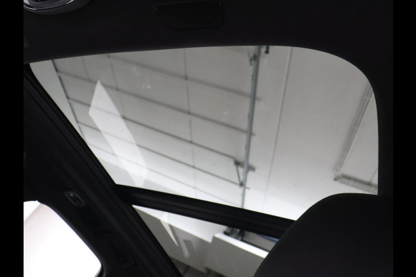 Volvo XC60 2.0 Recharge T8 AWD R-Design | Panoramadak | Trekhaak | Adaptive cruise | Stoelverwarming | Carplay | Harman/Kardon | Navigatie | Memory | Sportstoelen | Achterbankverwarming | PHEV | Plug In