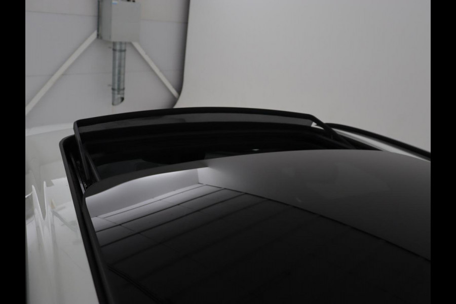 Volvo XC60 2.0 Recharge T8 AWD R-Design | Panoramadak | Trekhaak | Adaptive cruise | Stoelverwarming | Carplay | Harman/Kardon | Navigatie | Memory | Sportstoelen | Achterbankverwarming | PHEV | Plug In