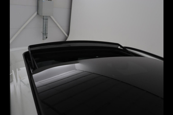 Volvo XC60 2.0 Recharge T8 AWD R-Design | Panoramadak | Trekhaak | Adaptive cruise | Stoelverwarming | Carplay | Harman/Kardon | Navigatie | Memory | Sportstoelen | Achterbankverwarming | PHEV | Plug In