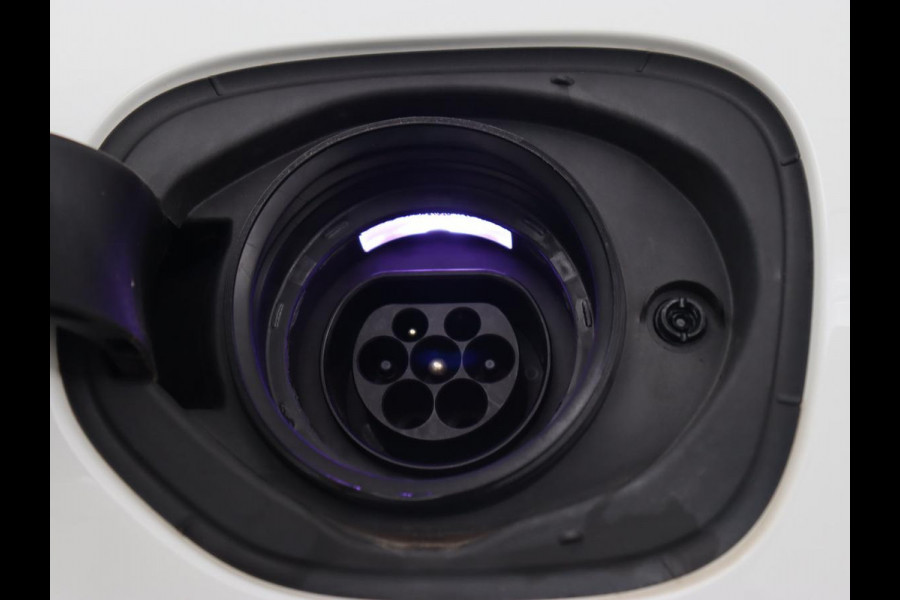 Volvo XC60 2.0 Recharge T8 AWD R-Design | Panoramadak | Trekhaak | Adaptive cruise | Stoelverwarming | Carplay | Harman/Kardon | Navigatie | Memory | Sportstoelen | Achterbankverwarming | PHEV | Plug In