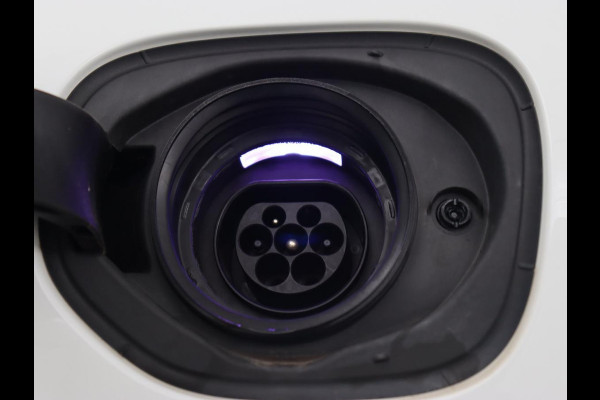 Volvo XC60 2.0 Recharge T8 AWD R-Design | Panoramadak | Trekhaak | Adaptive cruise | Stoelverwarming | Carplay | Harman/Kardon | Navigatie | Memory | Sportstoelen | Achterbankverwarming | PHEV | Plug In