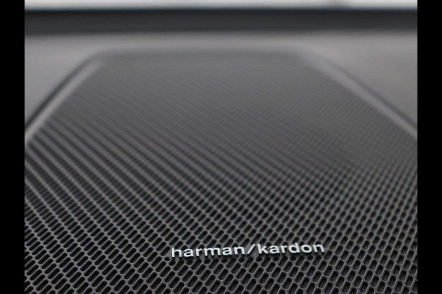 Volvo XC60 2.0 Recharge T8 AWD R-Design | Panoramadak | Trekhaak | Adaptive cruise | Stoelverwarming | Carplay | Harman/Kardon | Navigatie | Memory | Sportstoelen | Achterbankverwarming | PHEV | Plug In