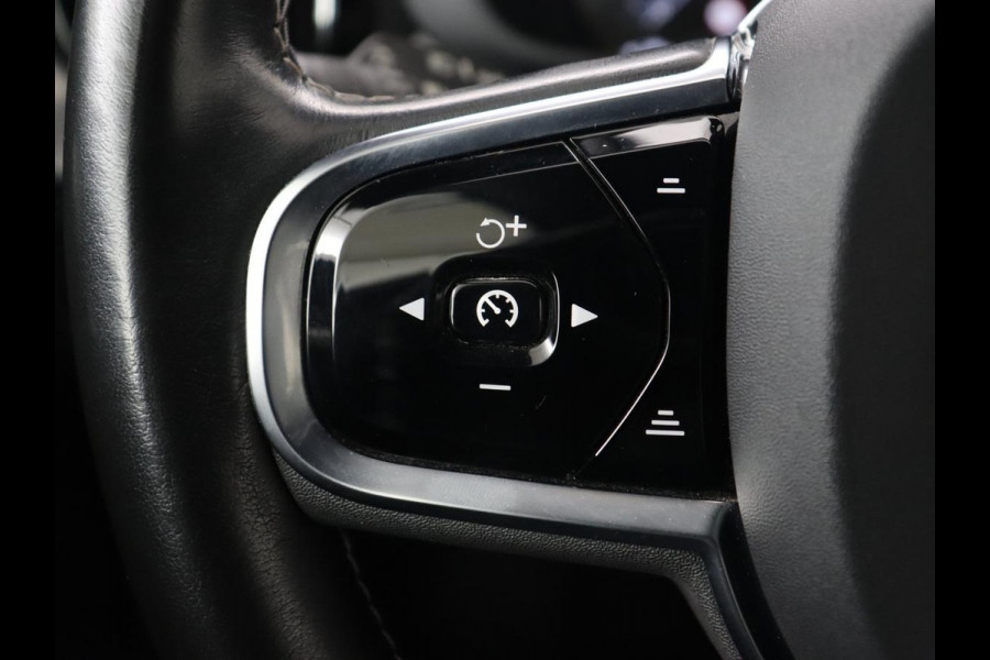 Volvo XC60 2.0 Recharge T8 AWD R-Design | Panoramadak | Trekhaak | Adaptive cruise | Stoelverwarming | Carplay | Harman/Kardon | Navigatie | Memory | Sportstoelen | Achterbankverwarming | PHEV | Plug In