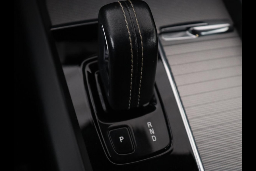 Volvo XC60 2.0 Recharge T8 AWD R-Design | Panoramadak | Trekhaak | Adaptive cruise | Stoelverwarming | Carplay | Harman/Kardon | Navigatie | Memory | Sportstoelen | Achterbankverwarming | PHEV | Plug In