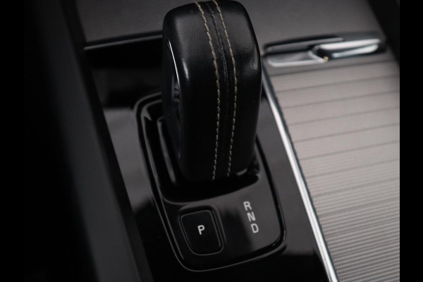 Volvo XC60 2.0 Recharge T8 AWD R-Design | Panoramadak | Trekhaak | Adaptive cruise | Stoelverwarming | Carplay | Harman/Kardon | Navigatie | Memory | Sportstoelen | Achterbankverwarming | PHEV | Plug In