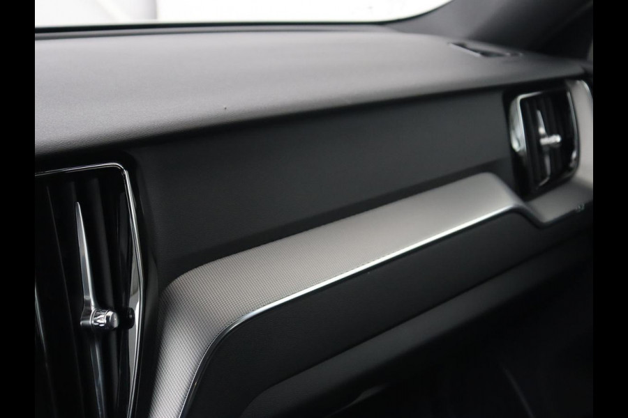 Volvo XC60 2.0 Recharge T8 AWD R-Design | Panoramadak | Trekhaak | Adaptive cruise | Stoelverwarming | Carplay | Harman/Kardon | Navigatie | Memory | Sportstoelen | Achterbankverwarming | PHEV | Plug In